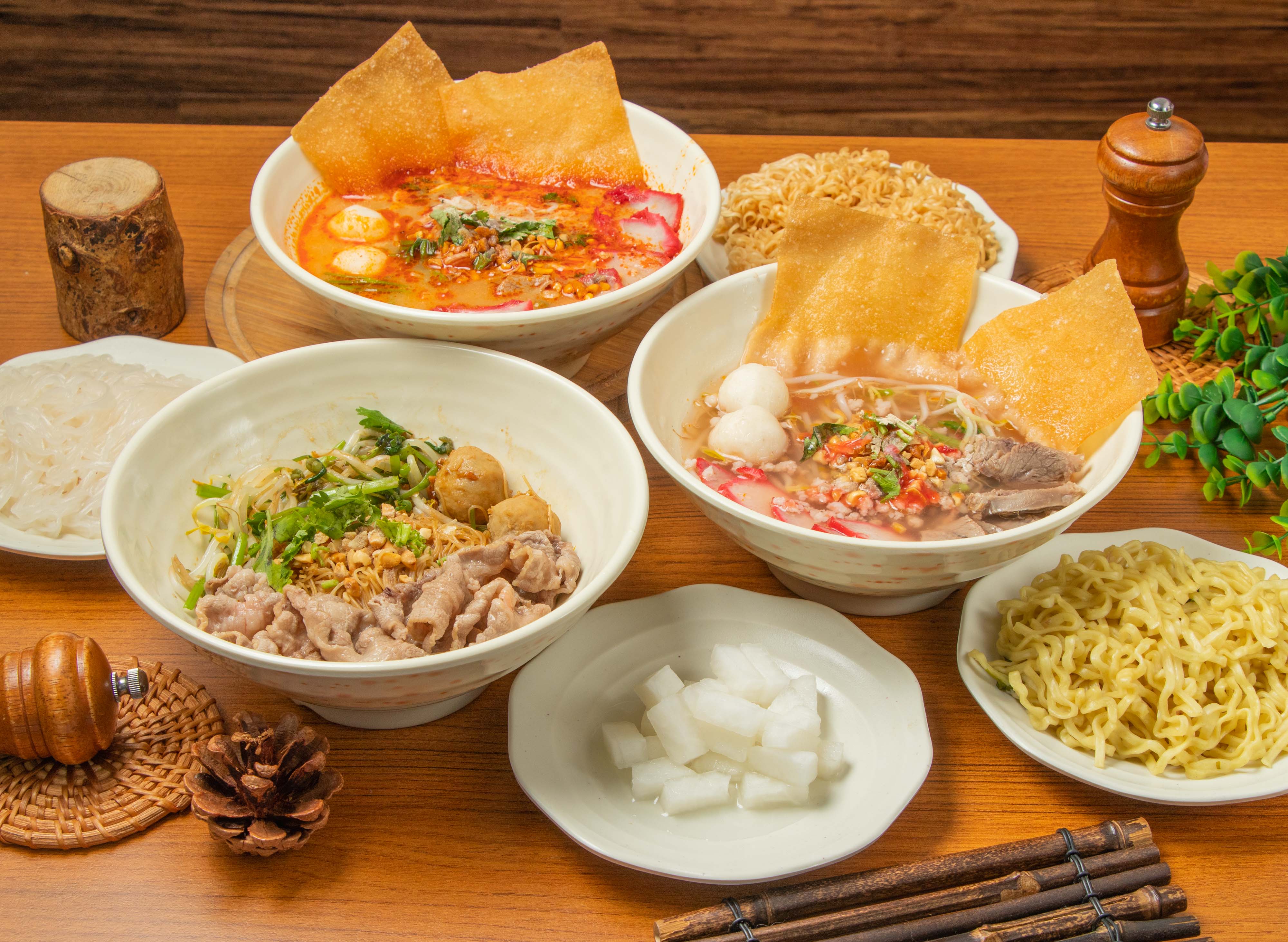 三款餐點與麵條的組合宣傳照